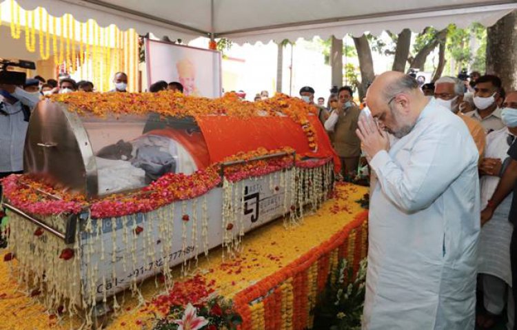 गृह मंत्री अमित शाह ने पूर्व मुख्यमंत्री कल्याण सिंह के अन्तिम दर्शन कर दिवंगत नेता को श्रद्धासुमन अर्पित किया