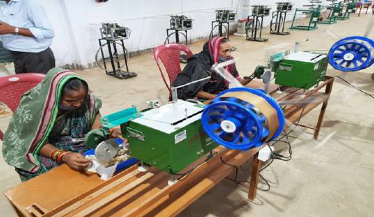 केवीआईसी ने स्थानीय रेशम उद्योग को बढ़ावा देने और रोजगार पैदा करने के लिए ओडिशा का पहला रेशम यार्न उत्पादन केंद्र स्थापित किया