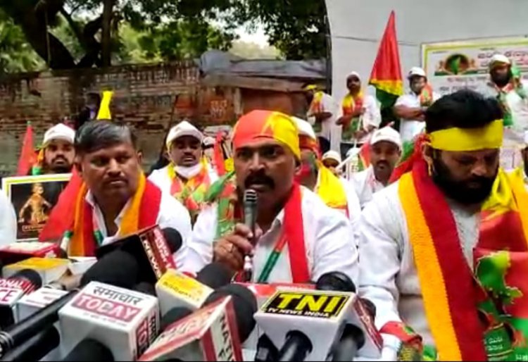 कर्नाटक में कन्नड़ ध्वज को जलाने और देशभक्तों की प्रतिमा का अपमान करने वालो के खिलाफ प्रदर्शन
