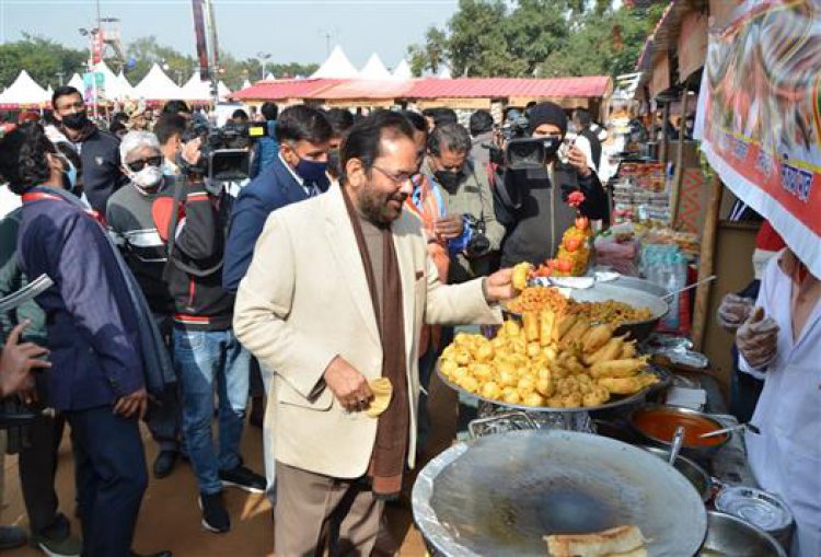 दर्शकों ने स्वदेशी उत्पादों की बड़े पैमाने पर खरीद कर कारीगरों और शिल्पकारों को प्रोत्साहित किया - मुख्तार अब्बास नकवी