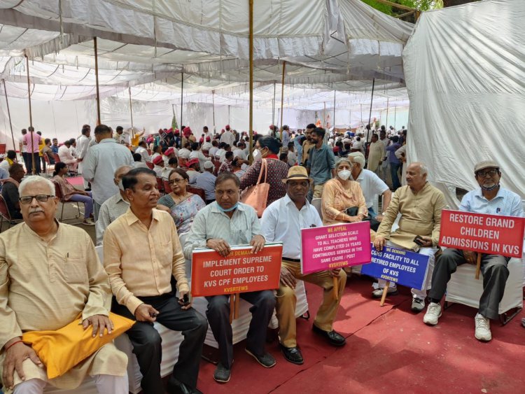 केंद्रीय विद्यालय के सेवानिवृत्त कर्मियों ने दी सरकार को चेतावनी, मांगें पूरी हो अन्यथा करेंगे भूख हड़ताल
