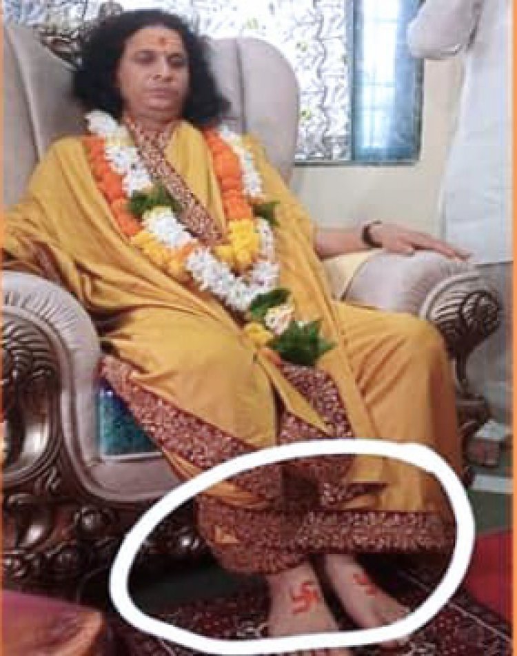 भागवताचार्य इंद्रदेवाश्वरानंद को लेकर विवाद, पैरों पर स्वास्तिक को लेकर लोगों की कार्रवाई की मांग