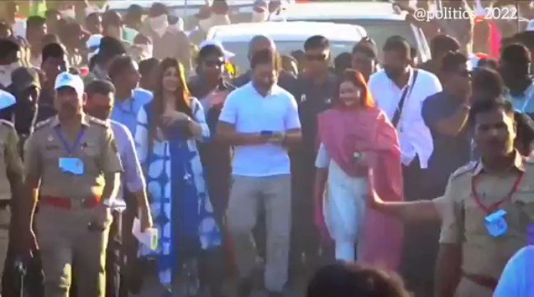 राहुल गाँधी की भारत जोड़ो यात्रा में शामिल हुईं अभिनेत्री आकांक्षा पुरी और रश्मि देसाई