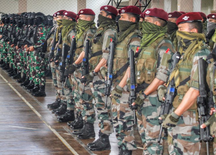 भारतीय सेना के विशेष बलों ने इंडोनेशिया के विशेष बलों के साथ सांगा बुआना प्रशिक्षण क्षेत्र करावांग, इंडोनेशिया में संयुक्त प्रशिक्षण अभ्यास गरुड़ शक्ति शुरू किया
